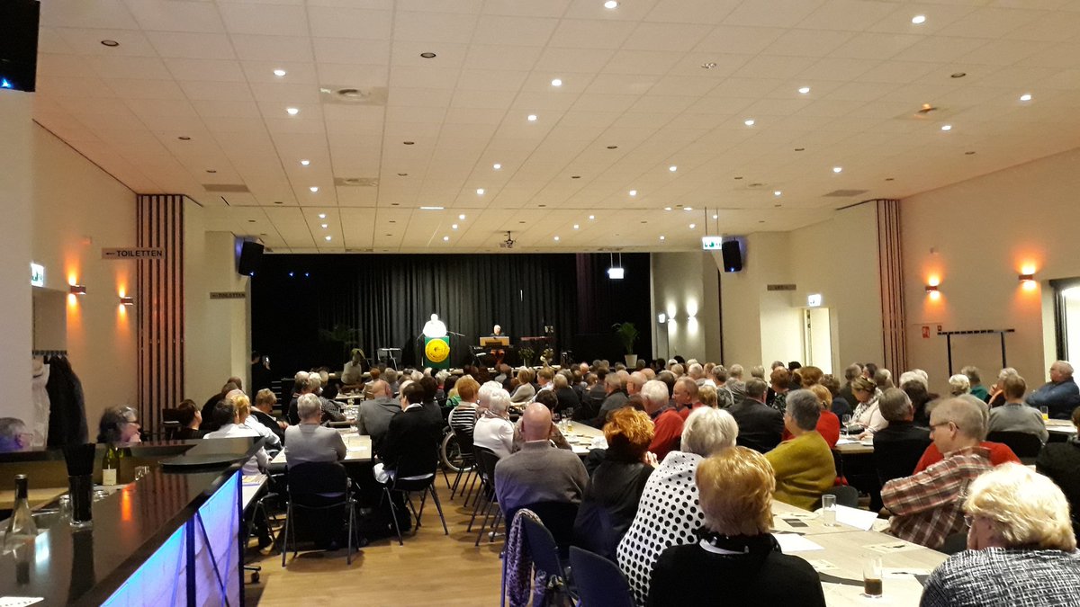 ruudhabets's tweet photo. Is dat nit sjun? Dr dialekverain va kirchroa wes, dr wauwel, hat ' ne volle projram en 'ne volle zaal. @kirchroa  @kerkrade https://t.co/VEXQM30JCN