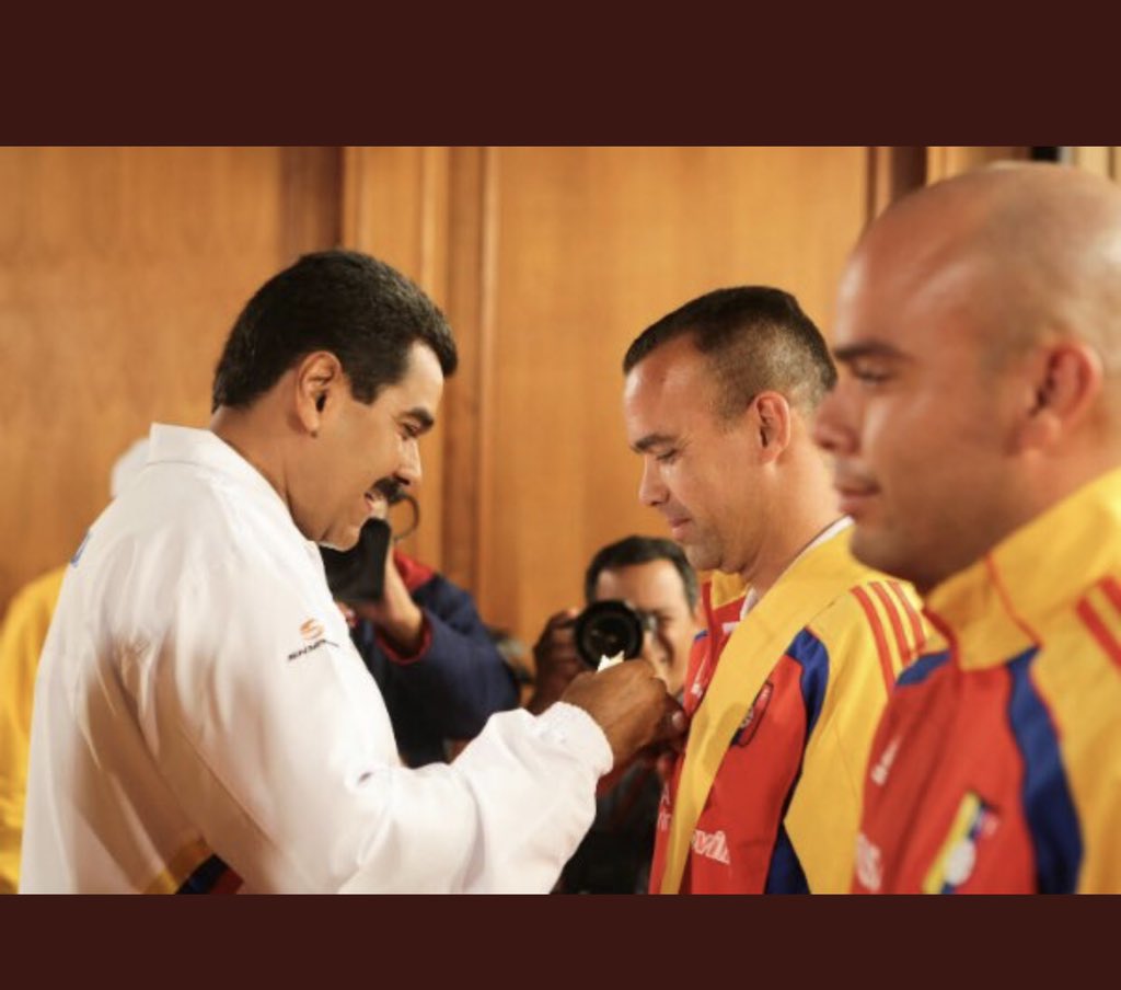 EdgarQuijano11's tweet photo. @VVSinMiedo @jguaido RENUNCIA FARSANTE te queda grande esa selección !! Ahora le vas a rendir pleitesía al mini ministro disque del deporte y VP de la FVF. Eso si es politizar el deporte. Egoísta y descarado La Vinotinto merece un Venezolano de Altura, con dignidad y principios. https://t.co/t4vHuGBxVv