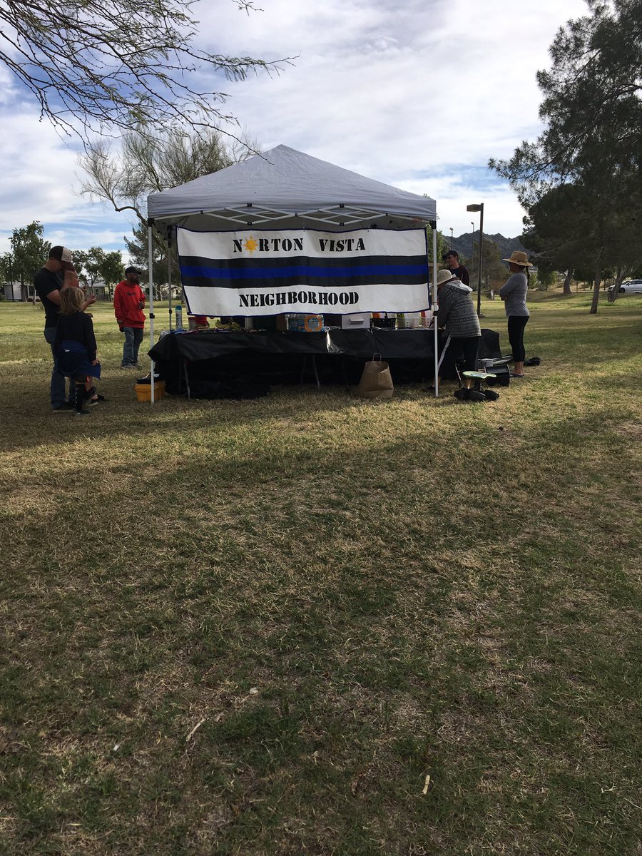 loveyrblockPHX's tweet photo. Norton Vista Neighborhood Association’s LYB project is underway! #CurbPainting #CurbNumbers #MessageBoards 💙☀️ https://t.co/34AYCbod1K