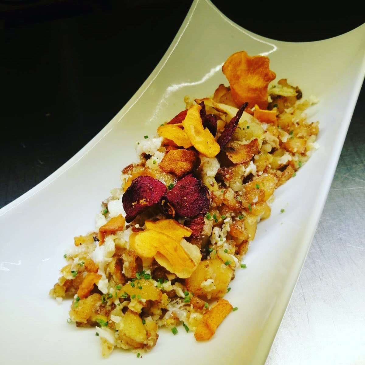 Este #finde puedes seguir disfrutando de nuestros platos de siempre pero… ¡también tenemos #fueradecarta! En esta ocasión hemos creado estos #huevosrotos con #foie y #trufa, ¡no pueden estar más ricos! Pídelos con un vino en nuestra barra, ¿se te ocurre un plan mejor?