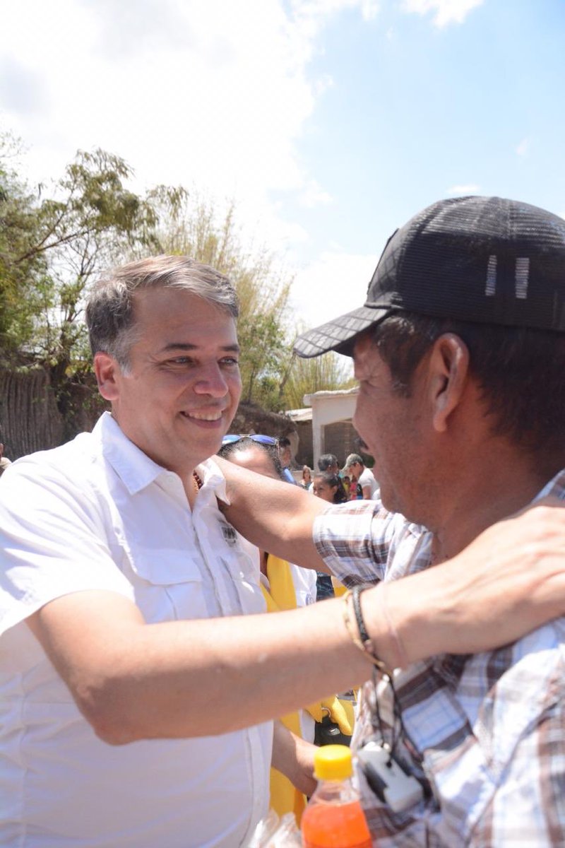 Caminando por las comunidades más olvidadas y lejanas inicie mi carrera política, escuchando y estrechando manos a los vecinos que necesitaban apoyo y prosperidad. Mi visión es descentralizar el Estado para que todos seamos parte de una mejor Guatemala.
#QueSeSientaLaProsperidad