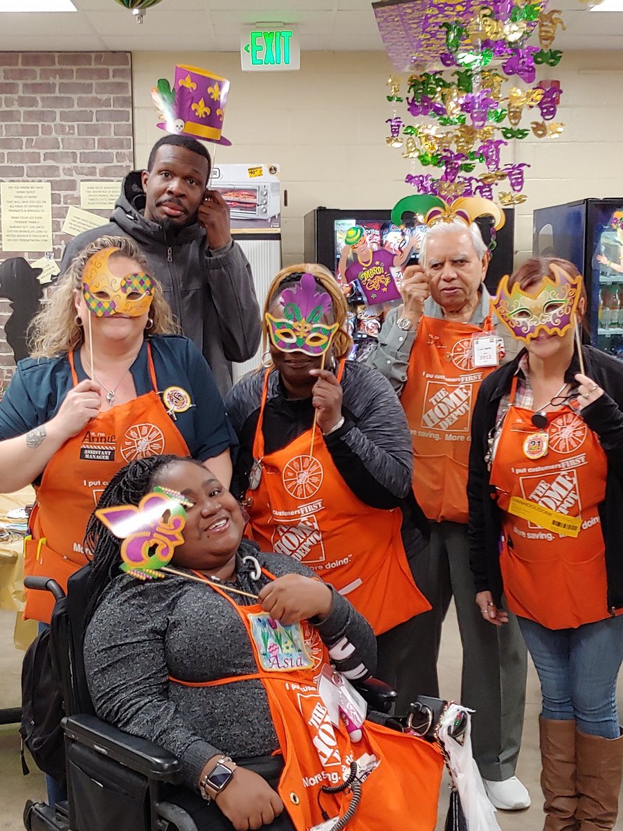 Luv ❤ Luv ❤ Luv ❤ this 2501 group pic ... a little bit of everyone represented ... Sups, Cashier, Sales, ASM, Service Desk ... one BIG HAPPY family 😁❤😁 <a href="/peajones78/">Annie Jones</a> <a href="/SimmsBenjamin/">benjamin simms</a> <a href="/trinacurtin/">Trina Curtin FDC 5830</a> <a href="/asiashierelle/">asia</a> <a href="/M_Carter_SM/">Marquis Carter</a> @DianaBowmanHD <a href="/Heather59201250/">Heather CXM</a>