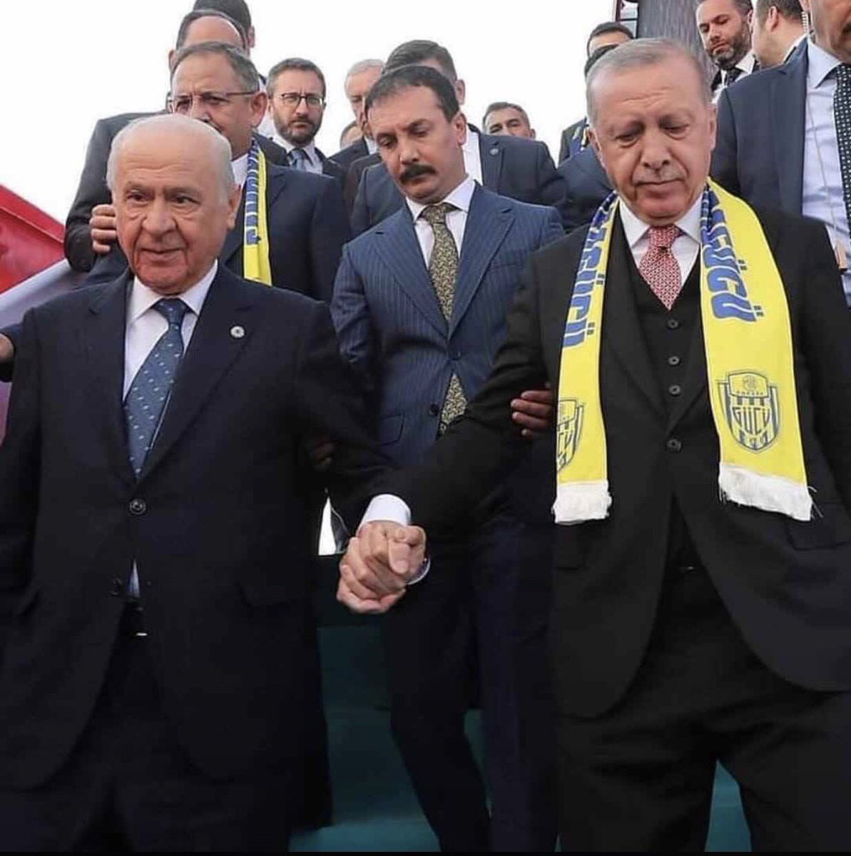 Ben daha sevgilimin elini böyle tutmadım :))