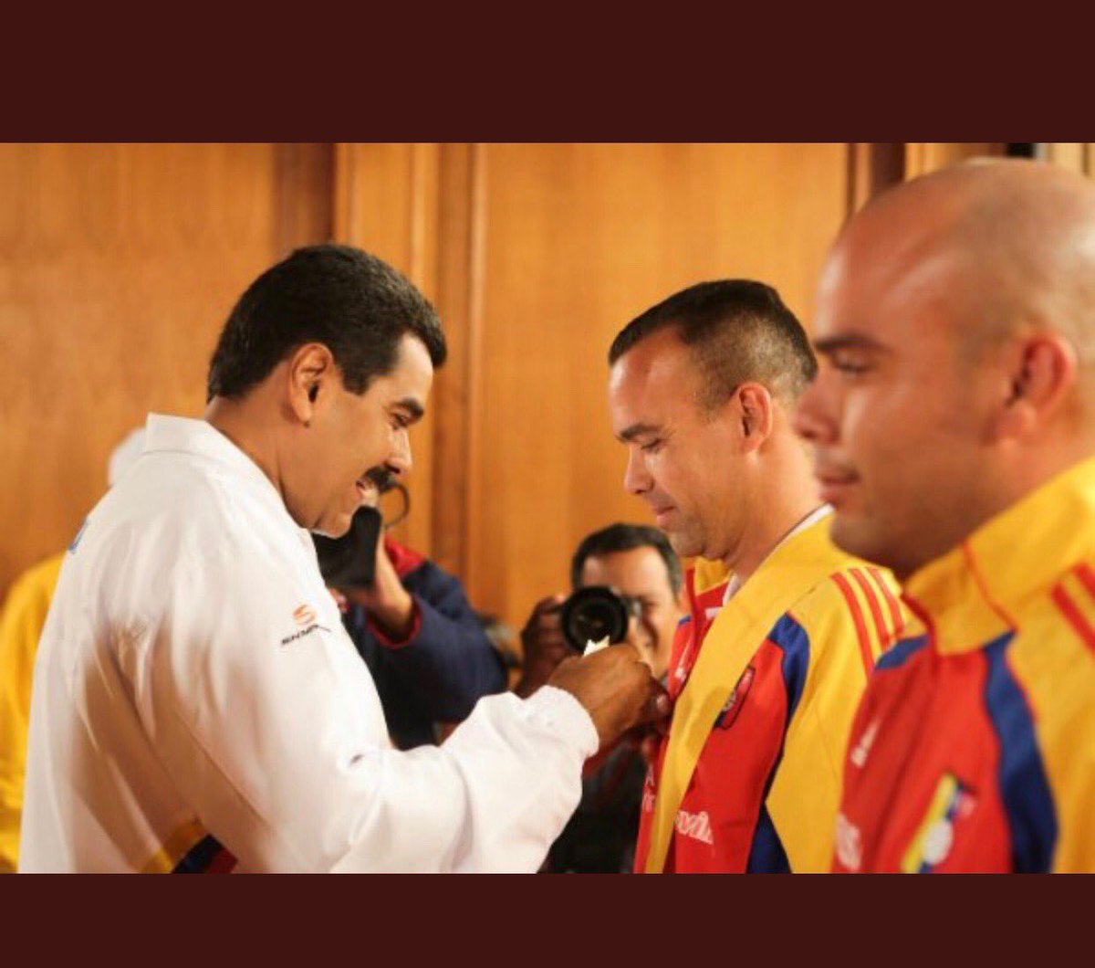 EdgarQuijano11's tweet photo. Dudamel egoísta y farsante; para que lo tengas claro, esto si es politizar el deporte. No te olvides que dejaste a la selección de ultima en la pasada eliminatoria mundialista y nos eliminaron de la posibilidad de ir al mundial sub-20 cuando íbamos 1ros en la semifinal. RENUNCIA https://t.co/KsjM8qWCIq