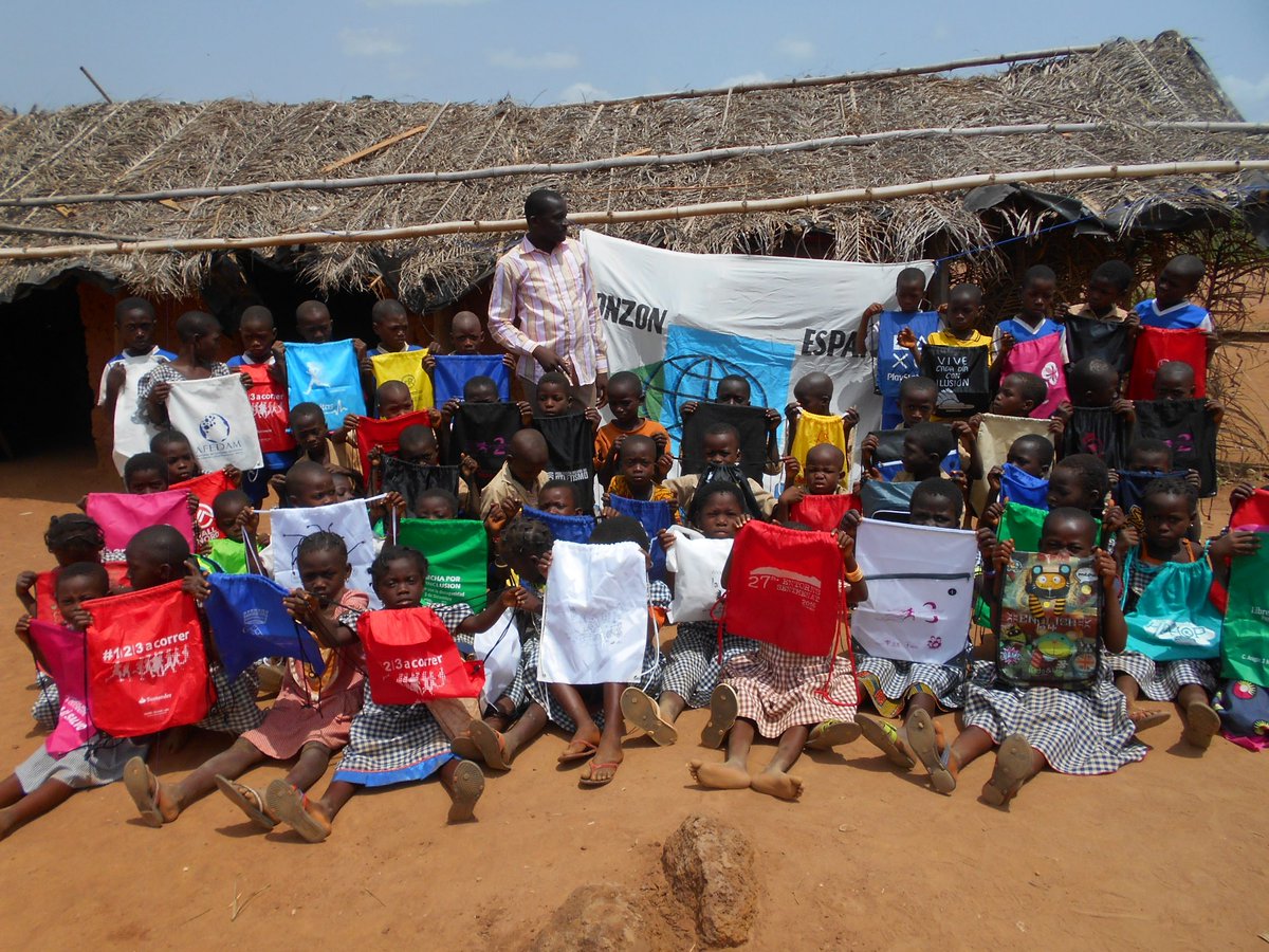 OngSumum's tweet photo. Entrega de mochilas en Seribadougou (Costa de Marfil). Proyecto "Ningún niño sin mochila" https://t.co/KfwmjaNphP https://t.co/JzNkGQ82dR