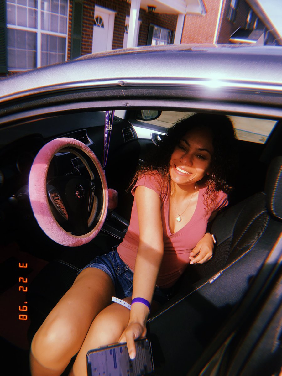 famousxbri's tweet photo. #demonfest w my favs 🥰💜 , @ReoniaNicole https://t.co/6LC1peotJQ
