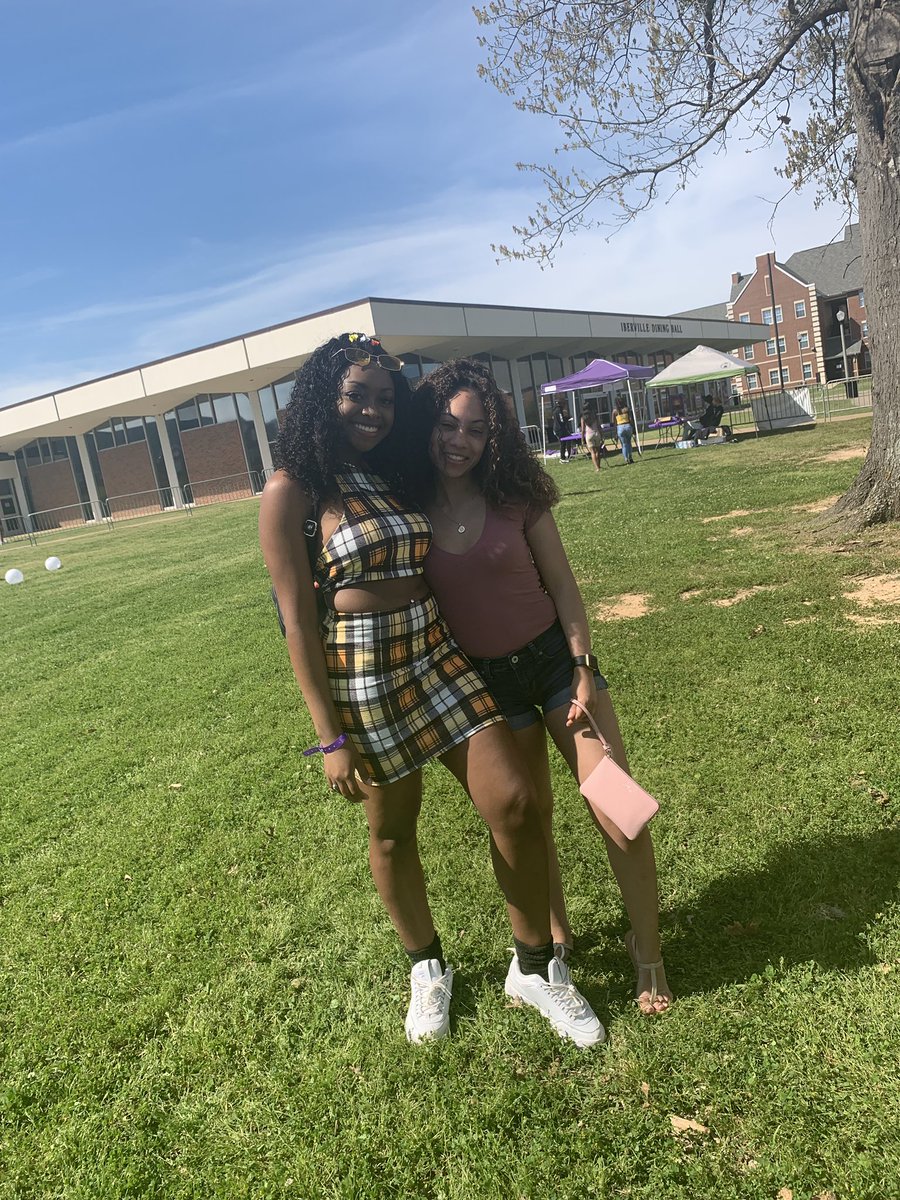 famousxbri's tweet photo. #demonfest w my favs 🥰💜 , @ReoniaNicole https://t.co/6LC1peotJQ