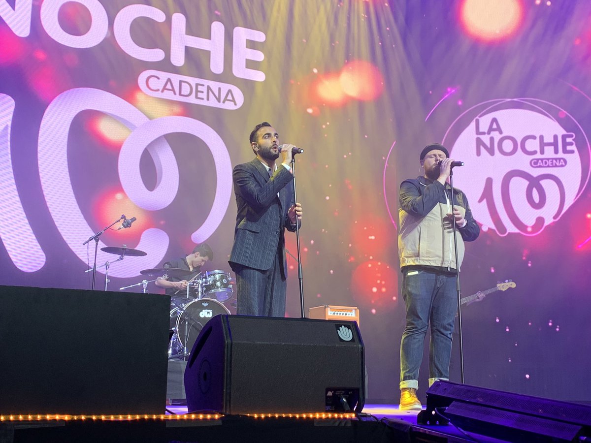 CADENA100's tweet photo. ¡Y tenemos sorpresa sobre el escenario! 
Se une a #LaNocheDeCADENA100EnDivinity, ¡@MengoniMarco! Número uno en Italia ha venido a presentar su último single “Hola”… ¡y @IamTomWalker se une a él! https://t.co/dpZFfbvm9r