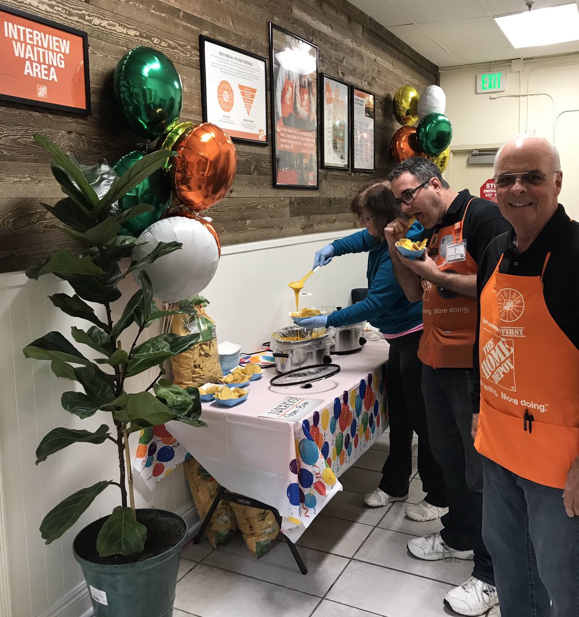 Fernando_0669's tweet photo. NACHO’S BAR! Success sharing at the Ranch. @Aaron_C_Gomez @NotoKara @BobJCrowder @NealJohnson37 @JoshuaRichcreek @sam_rosenbergHD @Fernando_0669 #Allinattheranch @EliasGuerreroHD #AllInAtTheRanch https://t.co/1yZrqZueTu