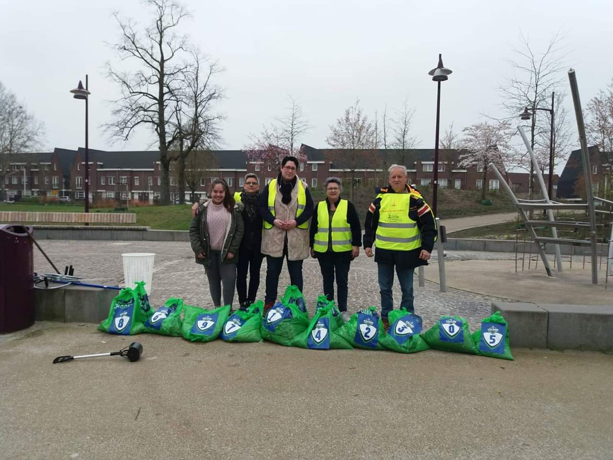 weverspark's tweet photo. Met 5 vrijwillige afvalhelden was geen enkel blikje, snoeppapiertje, plasticzakje peuk en hondendrol veilig. Gewapend met grijpers en afvalzakhouders hebben we totaal 12 vuilniszakken opgeruimd! TROTS!  #LOD2019 #afvalbingo2019 #zwerfafvalvrij #BuurtpreventieWeverspark  #Helmond https://t.co/5hXZjDXfzy