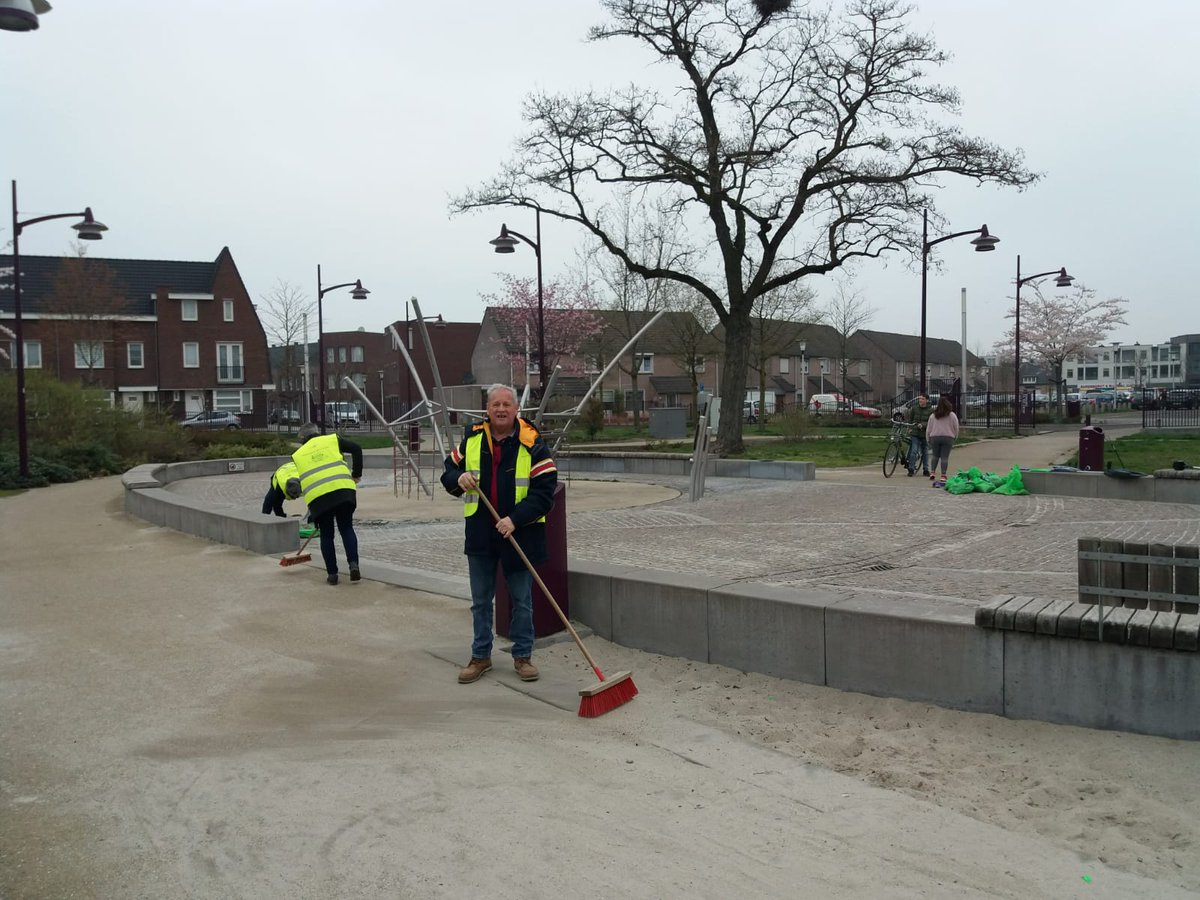 weverspark's tweet photo. Met 5 vrijwillige afvalhelden was geen enkel blikje, snoeppapiertje, plasticzakje peuk en hondendrol veilig. Gewapend met grijpers en afvalzakhouders hebben we totaal 12 vuilniszakken opgeruimd! TROTS!  #LOD2019 #afvalbingo2019 #zwerfafvalvrij #BuurtpreventieWeverspark  #Helmond https://t.co/5hXZjDXfzy