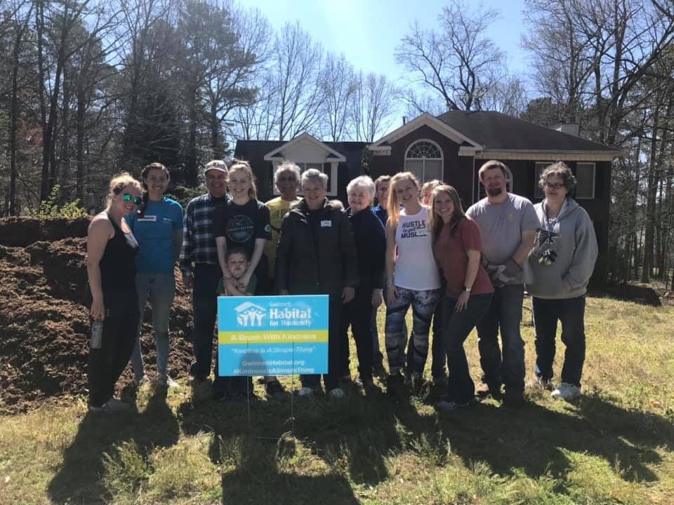 HabitatGwinnett's tweet photo. Thank you to McKendree UMC and 12Stone Church for helping Mrs. Nancy clean up the exterior of her home! These volunteers worked hard on this beautiful day! #12Stone #Mckendreeumc #ABWK #KindnessIsASimpleThing https://t.co/SjMbPmMKJZ