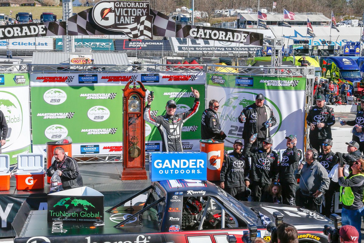 Kyle Busch wins at the 📎!