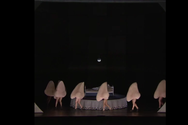 568. Chaque année, au soir de la Saint René, les habitants d'un village du nord de la France se réunissent pour célébrer l'Esprit Nasal. Tous revêtent un costume en forme de nez et, ainsi rendus anonymes, sortent dans la rue, dansant et chantant.