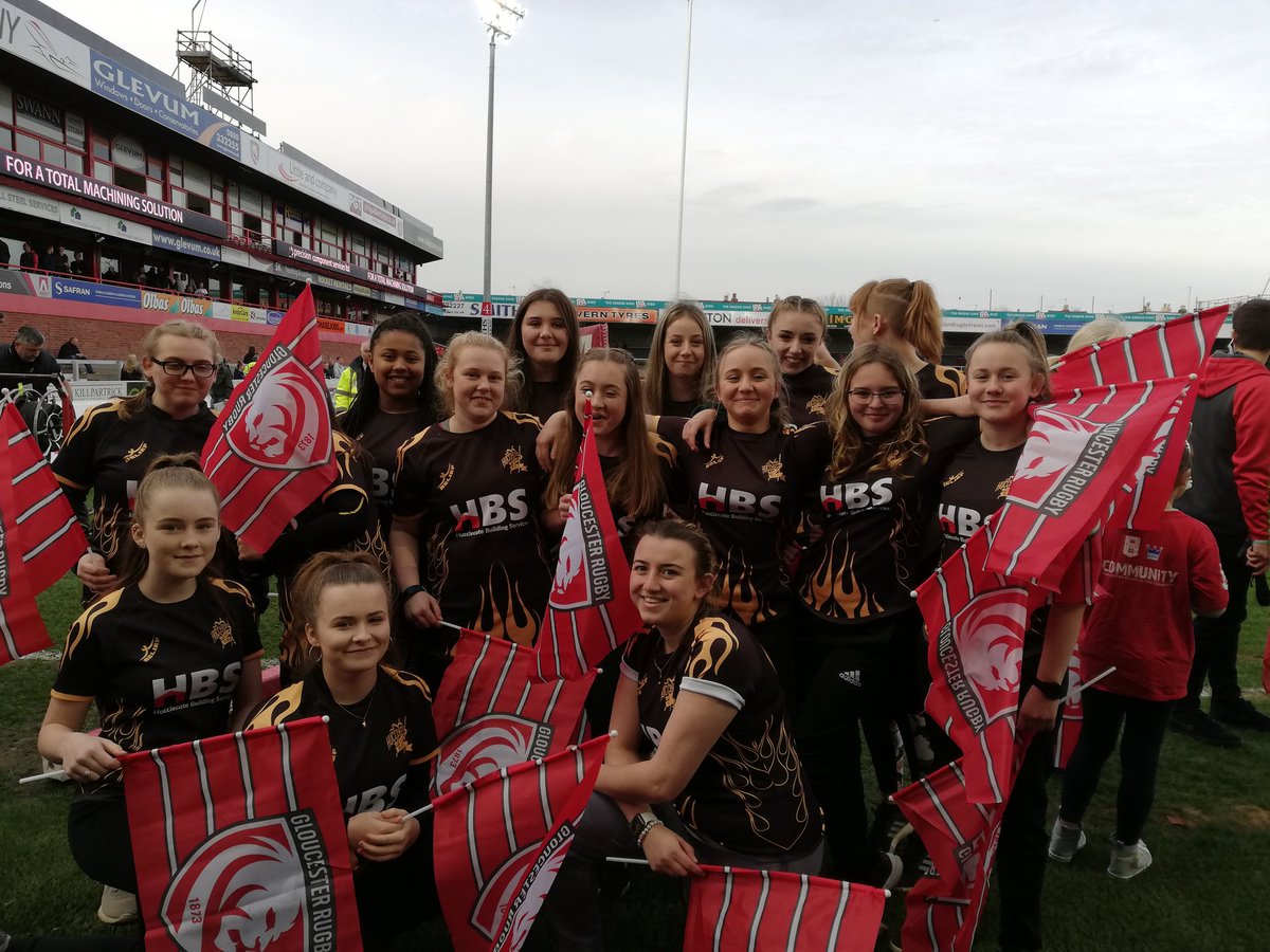 hrfc_girls's tweet photo. #Hucclewick Girls meeting the @Glos_PuryWRFC ladies. Proud to have been part of the Guard of Honour &amp; ball girls for the game. Thank you for the opportunity 🏉 #MakingMemories #girlsrugby @Premier15s @HucclecoteRFC @PainswickRFC @GlosGirlsCan @GRFUrugby @swsportsnews https://t.co/S1OkeeN5wm