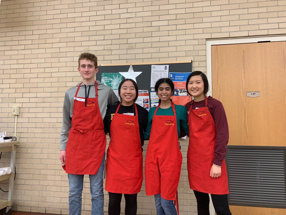 DunlapFbla's tweet photo. Our members volunteered at Loaves and Fish today! 👏🏼👏🏼 https://t.co/gL1LUJlALa