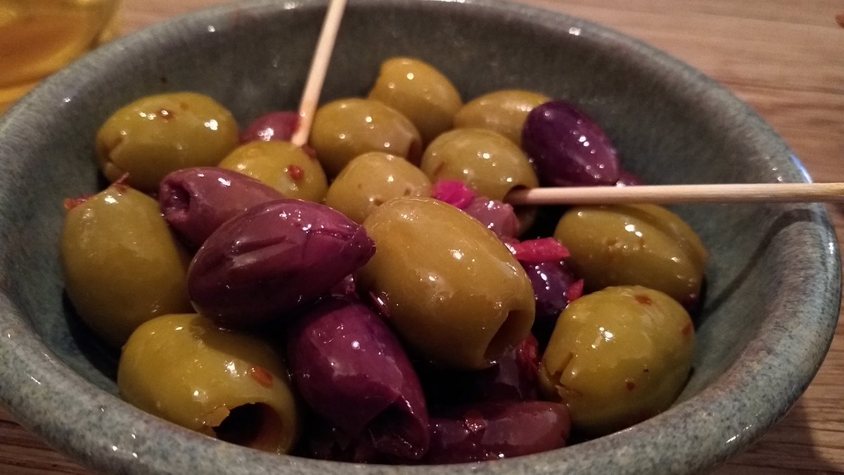 VeganOlive1's tweet photo. Starters at the #Fellpack #Keswick.... Delicious Moroccan houmous with zaalouk & dukkha with flatbread & awesome olives with a very nice bottle of #Vegan @errazurizwines Panul Merlot...I'm very happy after walking 14 miles...I needed it π±πππππ https://t.co/aZlBxhbl6U