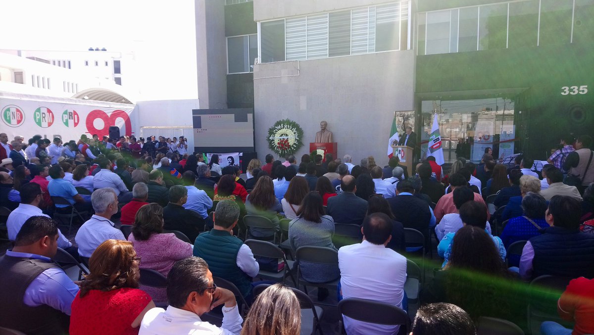 luzelenaarella4's tweet photo. Su legado más vigente que nunca! #XXVaniversarioLuctuoso #ColosioVive @IRHslp @PRI_SLP @EliasPesinaR @GestionSLPPRI @Mely_Romero https://t.co/YbZnu36edC