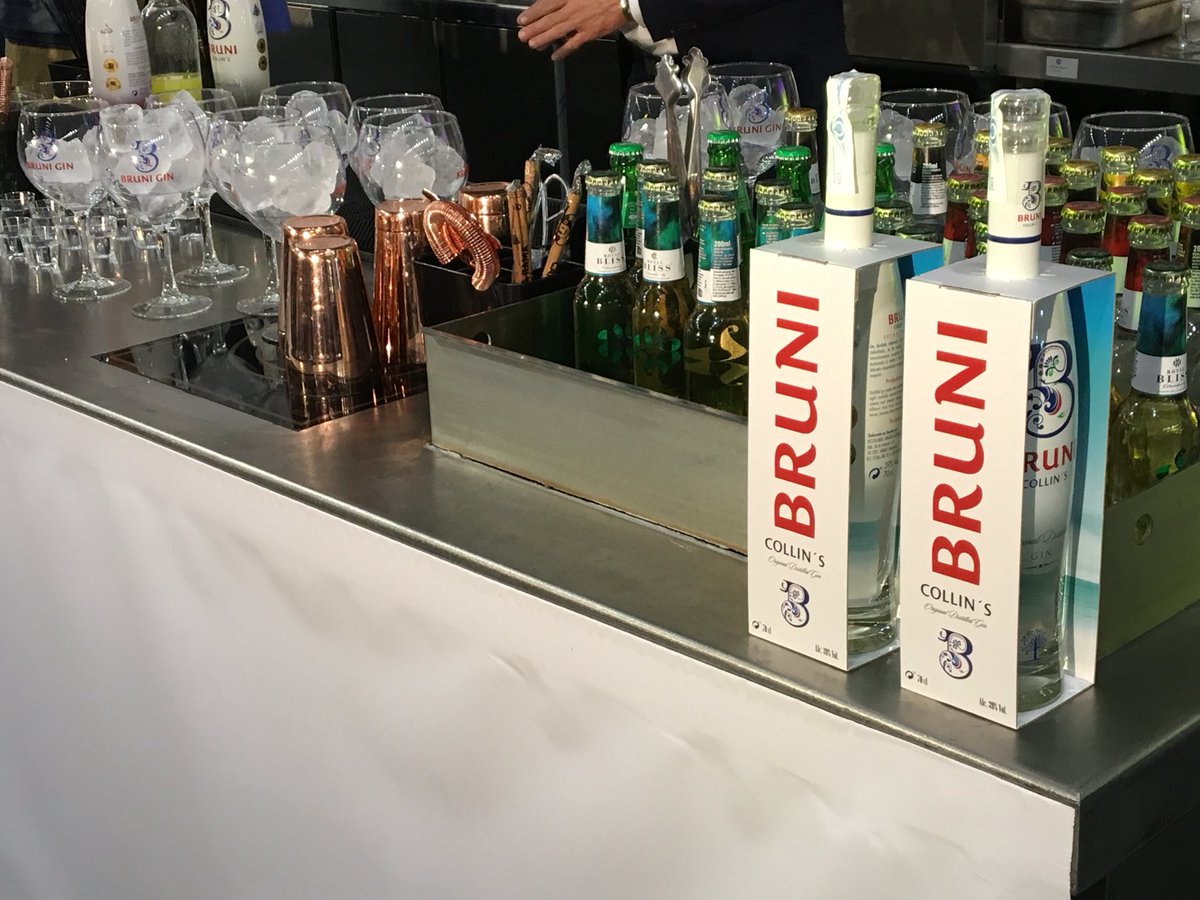 FestastTortosa's tweet photo. Comença la #masterclass de cocteleria a càrrec de Manolo Martín de Destileria Joaquin Alonso amb Gin Bruni Collin's i Jordi Gilabert de Glop's Concept https://t.co/9A5qVOIype