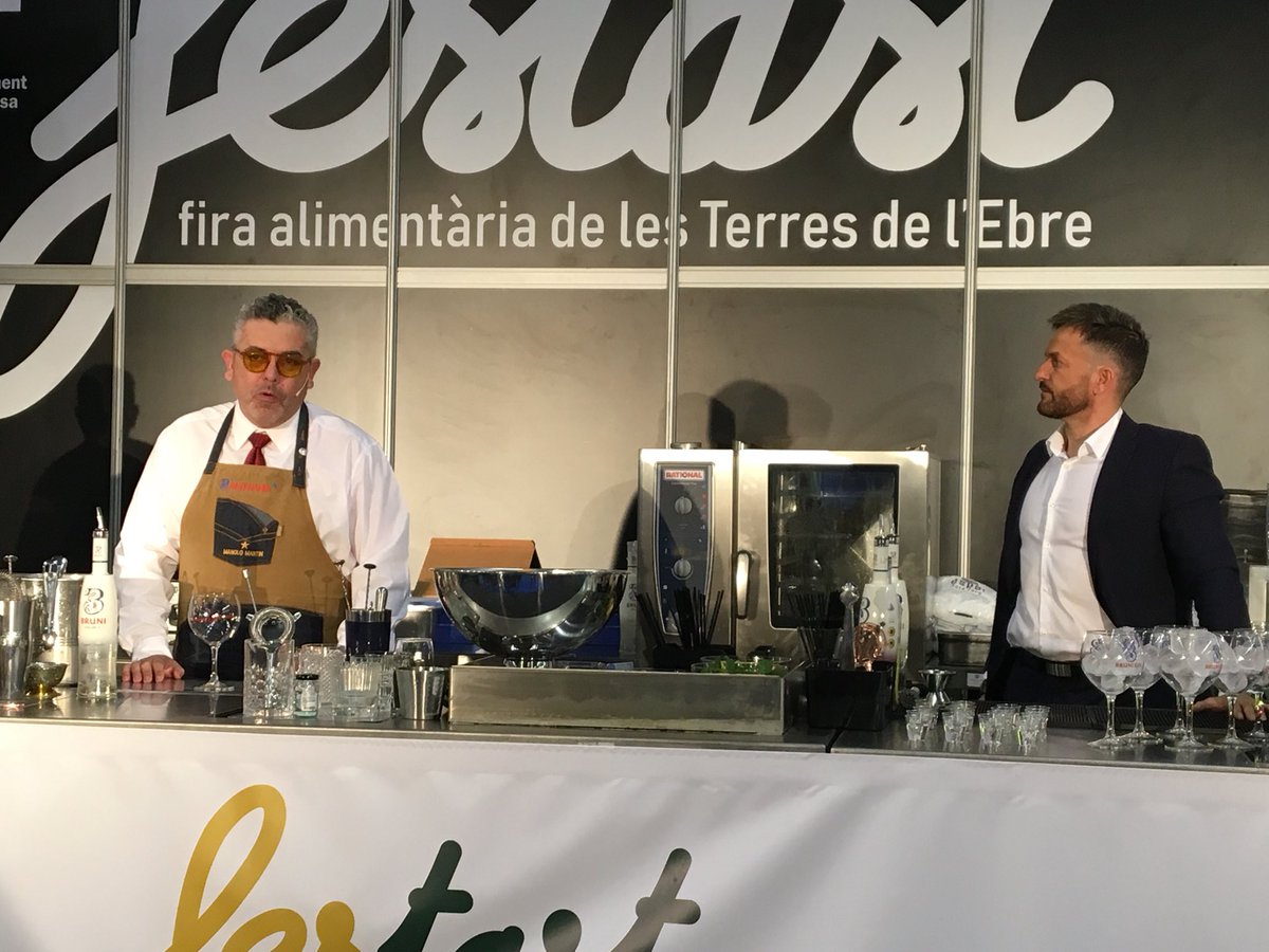 FestastTortosa's tweet photo. Comença la #masterclass de cocteleria a càrrec de Manolo Martín de Destileria Joaquin Alonso amb Gin Bruni Collin's i Jordi Gilabert de Glop's Concept https://t.co/9A5qVOIype