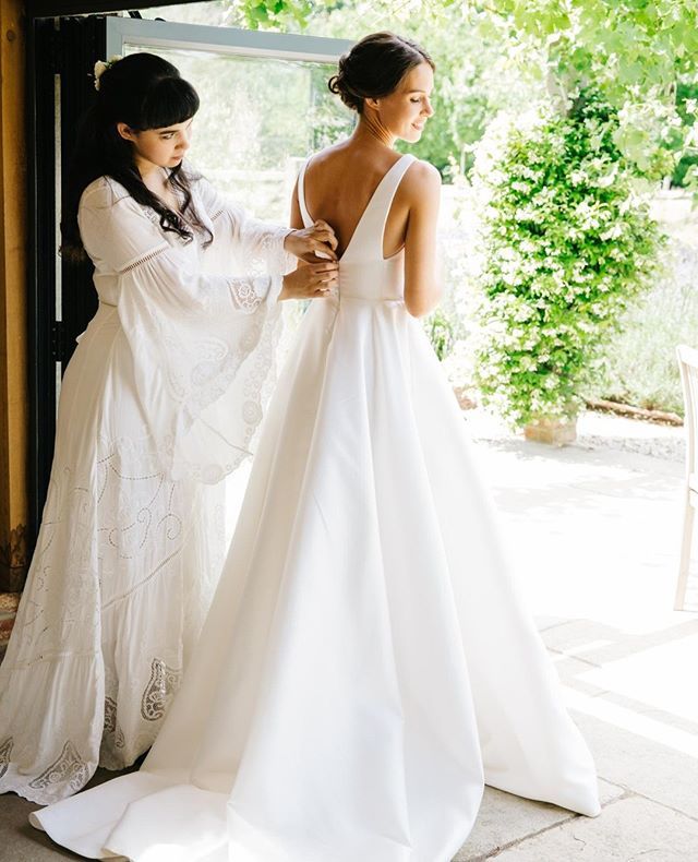 SomethingBlueEM's tweet photo. MOMENTS // I love photos that capture little moments like this on the wedding day. They are often some of the brides favourite photos.⁣
.⁣
.⁣
⁣Photo @ameliafullarton⁣
 #wedding #bride #weddinginspiration #weddingday #weddingphotography #love #bri… https://t.co/WbYDzZgxDq https://t.co/rJopZc42UL