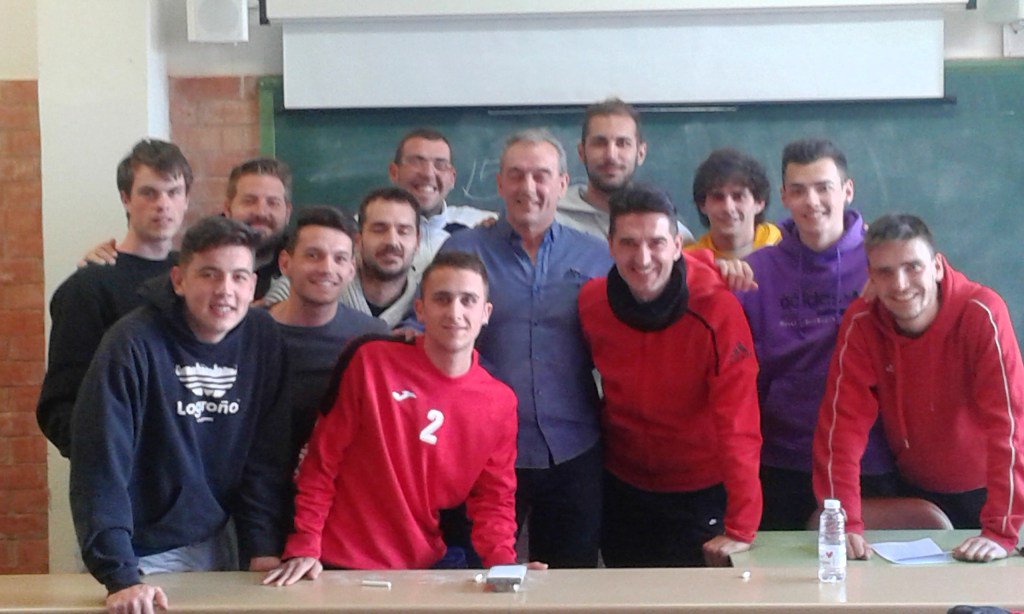 ieslalaboral's tweet photo. Charla de Nacho Martín a los alumnos de Fútbol Nivel 2 https://t.co/Y8sfSe5Nsx https://t.co/bv1H63dogZ