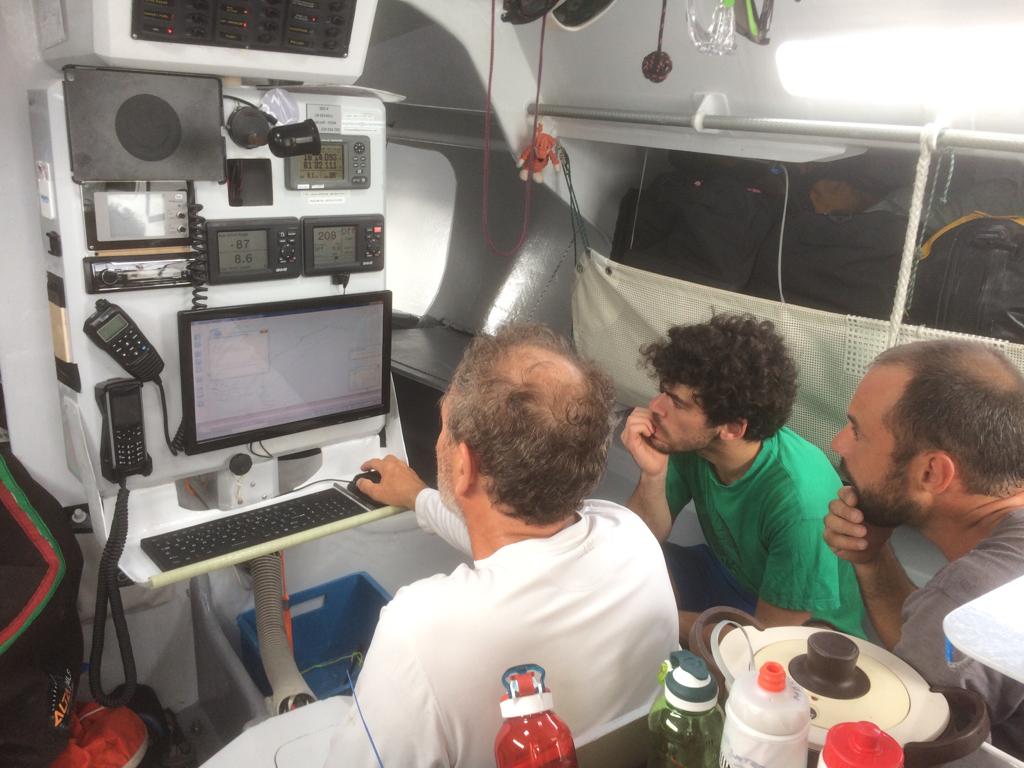 EspritScout's tweet photo. C'est parti pour #Espritscout @defiatlantique direction Horta les Açores. Bon départ et passage en 2ème position de la marque de passage de Marie Galante après une option tactique plus nord ! A suivre sur https://t.co/DFf8C118ew @EEUdF @sgdf @AssoClass40 https://t.co/DwWxiPsKIN