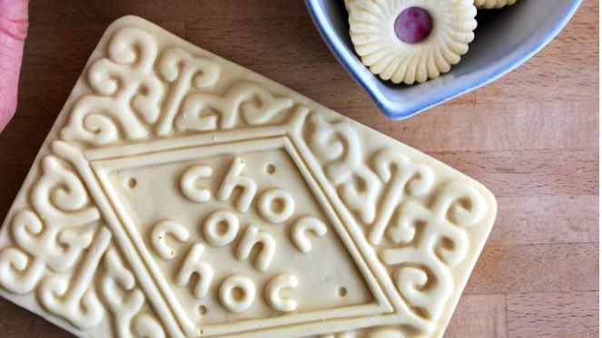 huttonschocs's tweet photo. Just when you think custard creams couldn’t get any better ChocOnChoc create a solid chocolate replica 💛 #NotGreatForDunking #CustardCreamLoversUnite #ChocOnChoc x https://t.co/dhnSuNy3cO