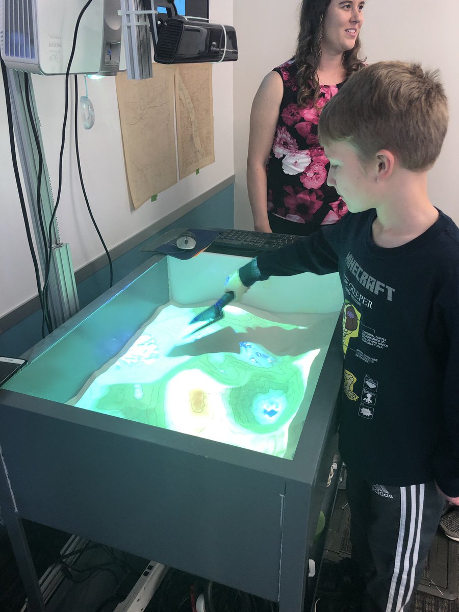JustanITGeek's tweet photo. Jonny had a lot of fun today at @uofsc Creativibe as he learned about rock formations from the awesome @AgesAndAngels , tried out a Mars Rover, played with a virtual sandbox and did 3D printing (1 of 2). #USCreativity https://t.co/nd3Qc2ykMg
