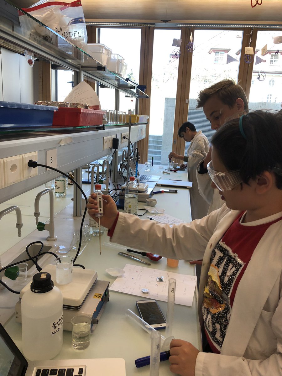 MrsVNielsen's tweet photo. @ISZL investigating which of 3 antacids sold in Switzerland is the most effective. #inquiry #scienceisfun #reallife #chemistry #stomachacids #learningthroughaction https://t.co/NVYFoOC09p