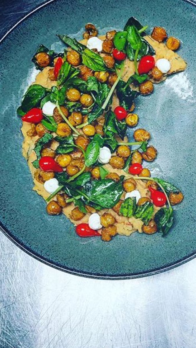 TheFoodie8's tweet photo. #TuscanBeanHummus #CrispyOrangeChickpeas #PeaShoots #Basil #Mint #Yogurt #Peppadews #Good4Dipping #WeekendApproved #SaturdayNightsAlright #FullOfFlavor #Deliciousness https://t.co/putlnbO5KI