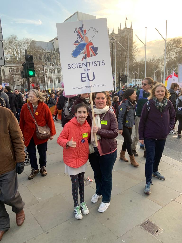 MobileMaggie's tweet photo. Amazing atmosphere at the  #PeoplesVoteMarch today - was still going strong 5 hours later... #scientists4EU https://t.co/rsnJuWz4hr