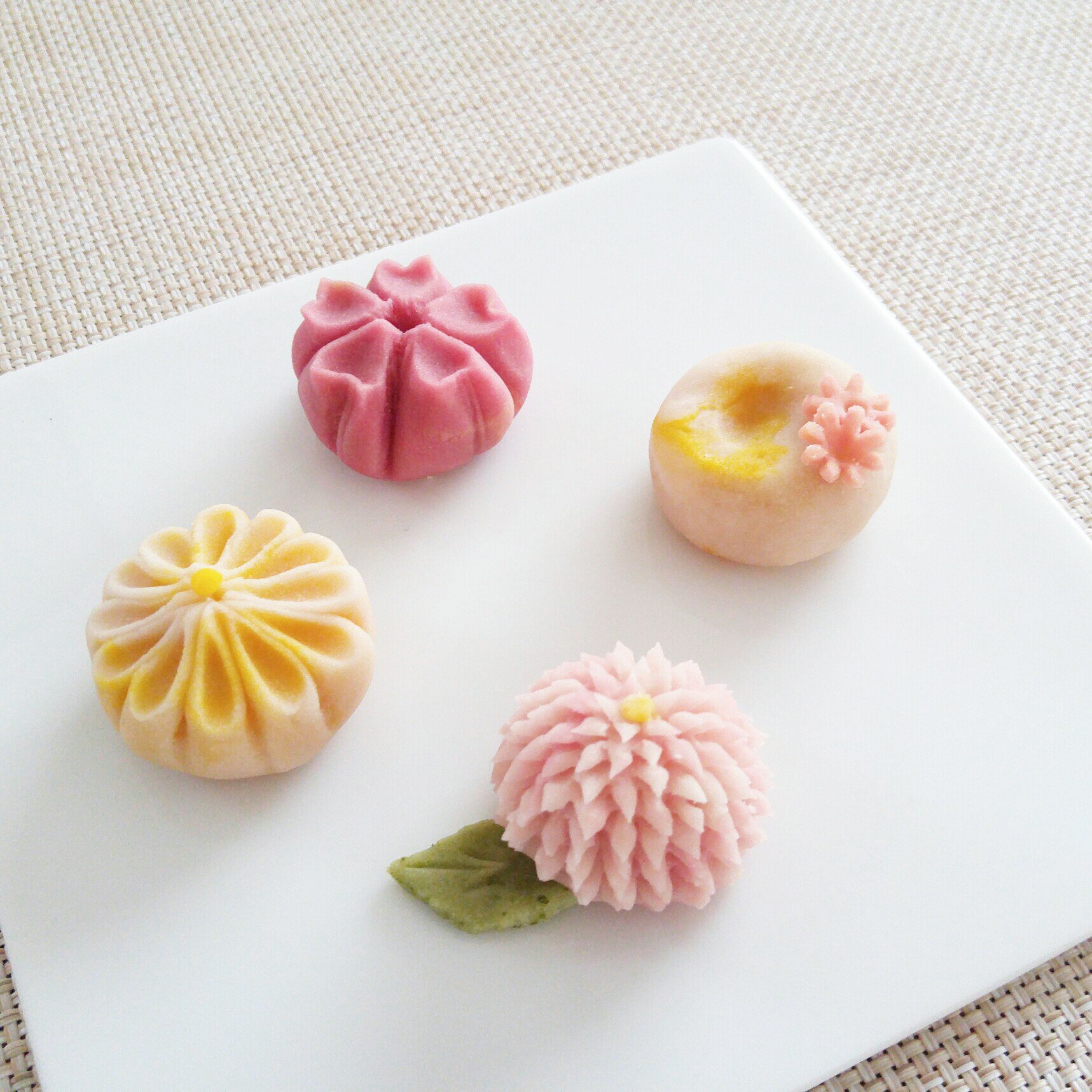 Twitter 上的 資格が取れる フラワーケーキ Hanano 募集中のレッスン 春の練りきり ほんのり甘い練り切りあんを 色々な種類の細工棒を使って可愛らしいお花の形に成形していきます 実は初心者の方でも簡単につくれちゃうんですよ 資格取得 趣味 ホール