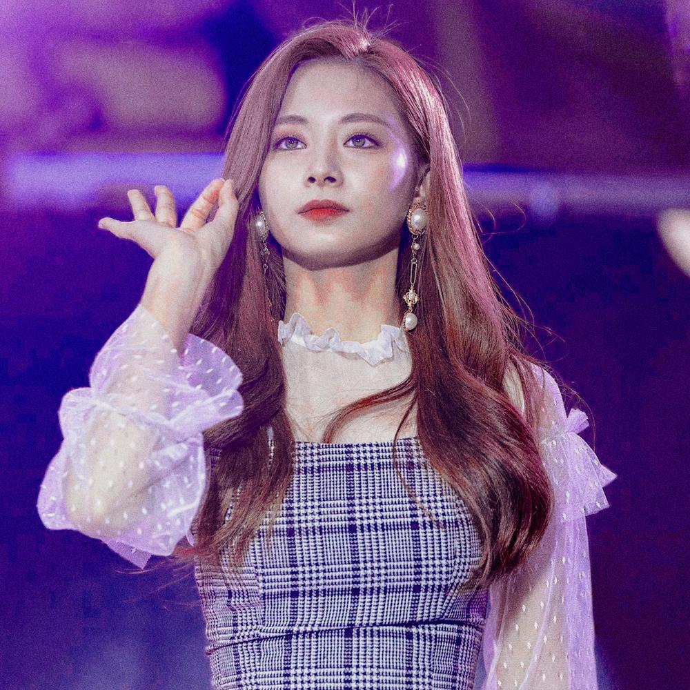 中毒;

                       ❝Love is what I felt when I saw you look out your window. What I feel when I hear you say my name.❞