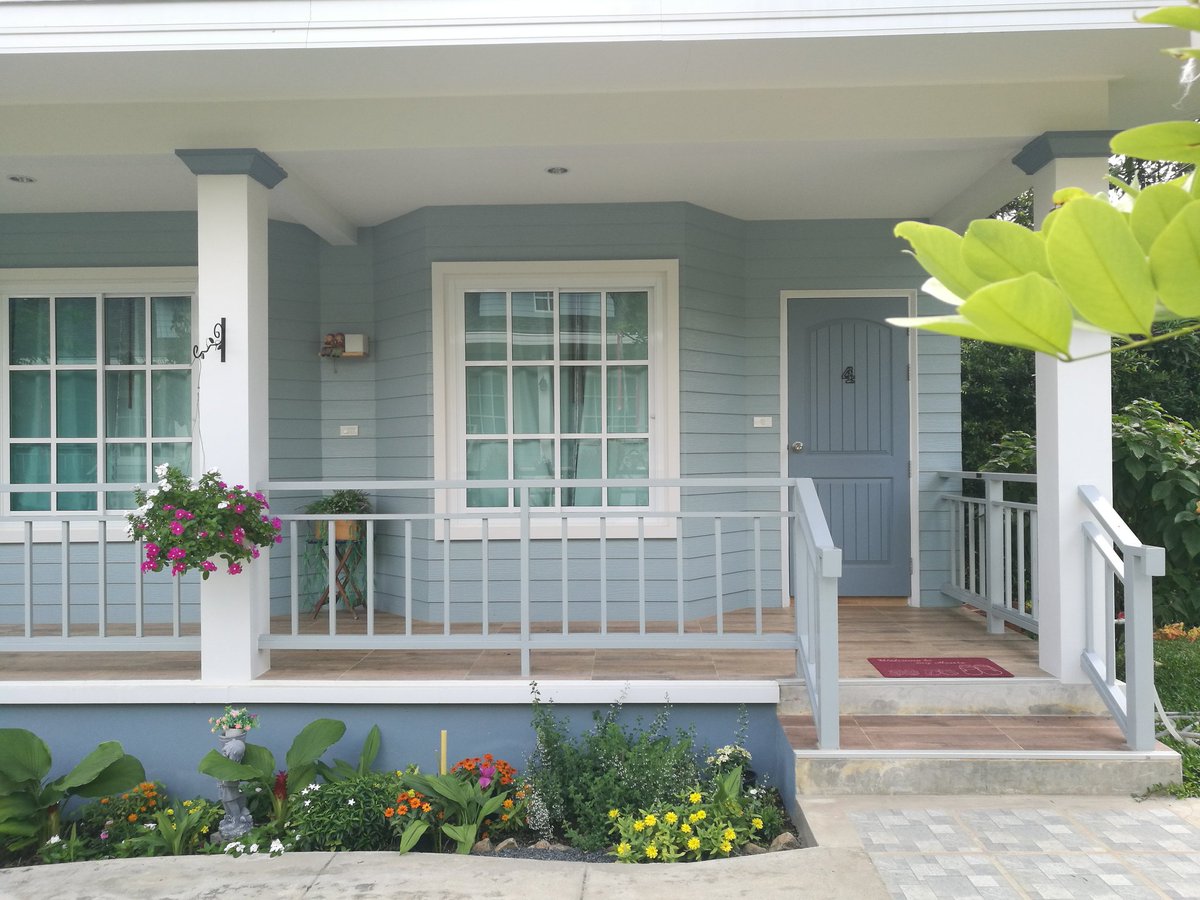 Jingabell's tweet photo. ไปเจอรีสอร์ทเล็กๆที่จันทบุรีมา ชื่อ Little Cottage สไตล์อังกฤษคิ้วท์ๆ มีดีเทลน่ารักๆทุกมุมเลย มี 10 ห้องเอง คุณออมเจ้าของก็น่ารักมาก ดูแลเอง เราไปถึงดึก 4 ทุ่มก็โทรมาถามว่าอยู่ไหนกันแล้ว ละนั่งรอเราถึงตอน 5 ทุ่มครึ่งเลย คืนละ 1090 เอง ~~ #ของดีบอกต่อ #ไว้รีวิวห้ามขายของโว้ยย https://t.co/h0ouPRZIut