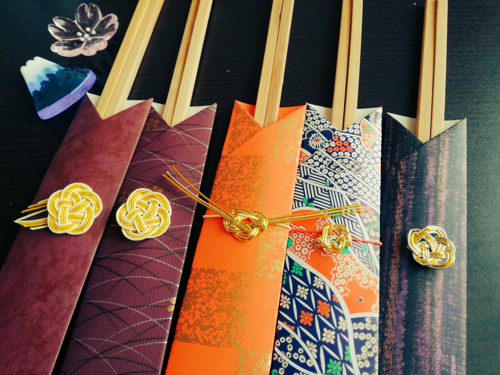 Nick27636696's tweet photo. #handmade #箸ケース #折り紙作品 #水引 #お祝い用お箸
#chopstick #chopstickcase #100均 #Seria https://t.co/hEZxRpNFgY