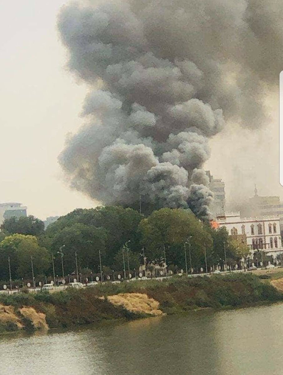 WomenMUNSAM's tweet photo. When their oppressors house got on fire they rushed to put it down... And when they asked for their right, they got slashed on the ground... What more can be said about our people...
#SudanRevolts #SudanUprising #MUNSAM
#تسقط_بس #مدن_السودان_تنتفض #منسم https://t.co/Vse9wRHcj8