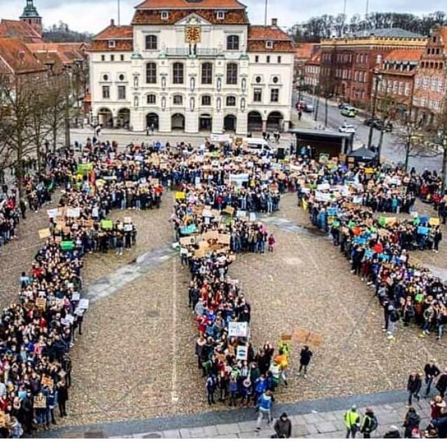 FFFBra's tweet photo. “The real power belongs to the people” - @GretaThunberg 💚 #ClimateChangeStrike #Fridays4Future #FridaysForFuture https://t.co/tr67Zu8Kmv