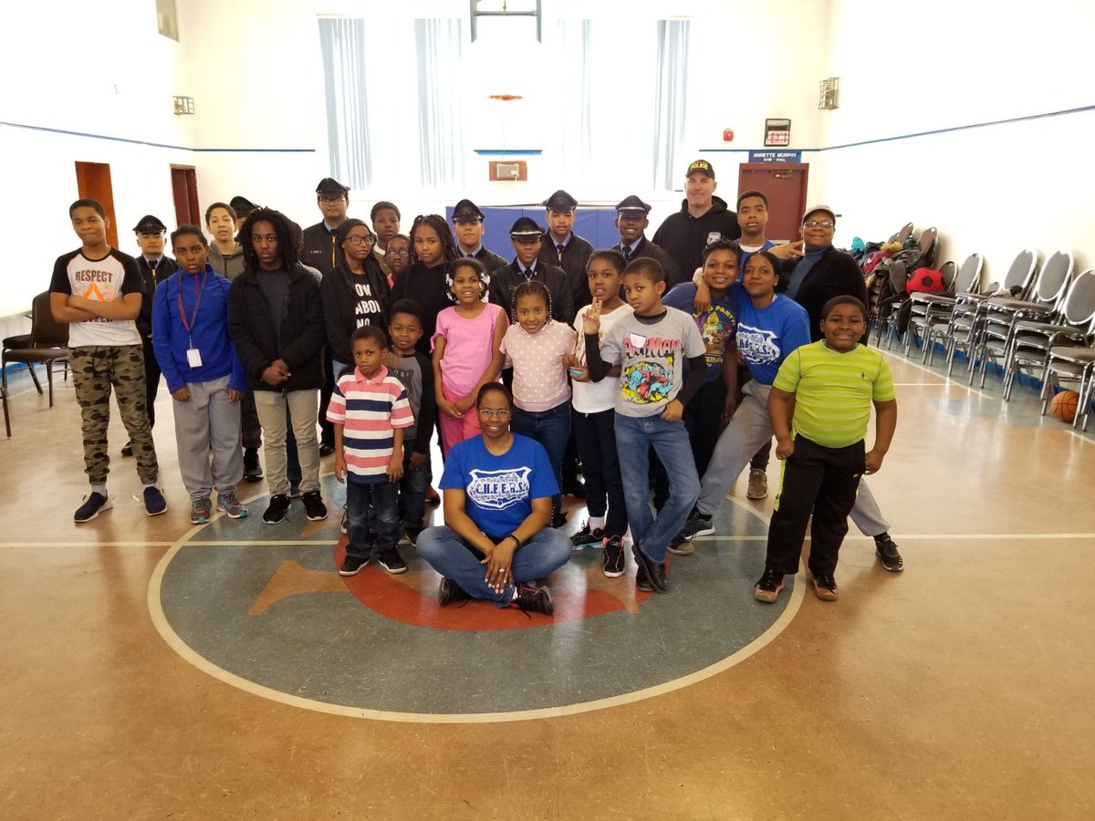 PPDExplorers's tweet photo. Cadets &amp; @PPDMikeDuffy showing children attending @PPDCheers Dixon House in South Philly about Discipline, Manners &amp; Fitness. 🇺🇸 @PPDAltoviseLove
@PPDVictmSrvcs https://t.co/R0zjVEm89A