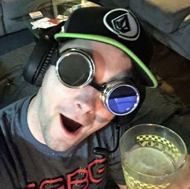 thetrashygamer's tweet photo. Haha throwback photo to when I used to role with @TGBGclan and before I began my transition into streaming!
#throwback #wearedescendants #royalsgg #t2ash #suckitnerdshow #thetrashygamer #inerdia #trashygamerday https://t.co/Uwkrh3i79d