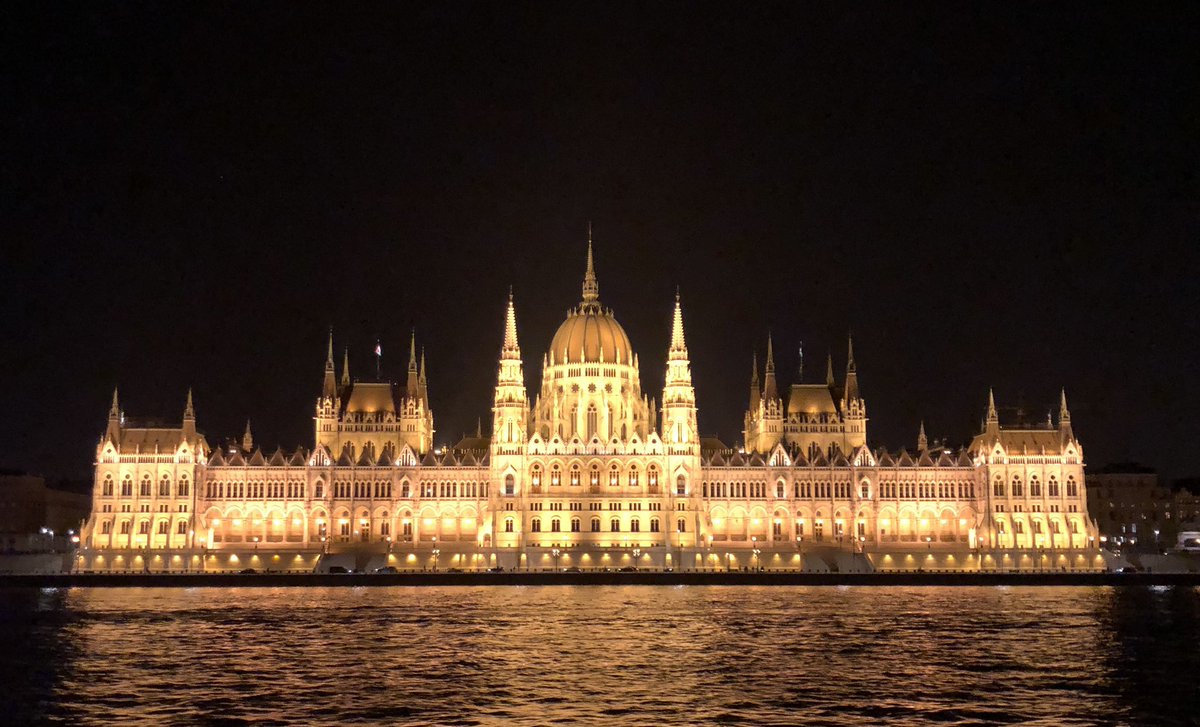 SPstudentTravel's tweet photo. The Hungarian Parliament Building from our Danube River cruise. https://t.co/TZJjdIoWoz