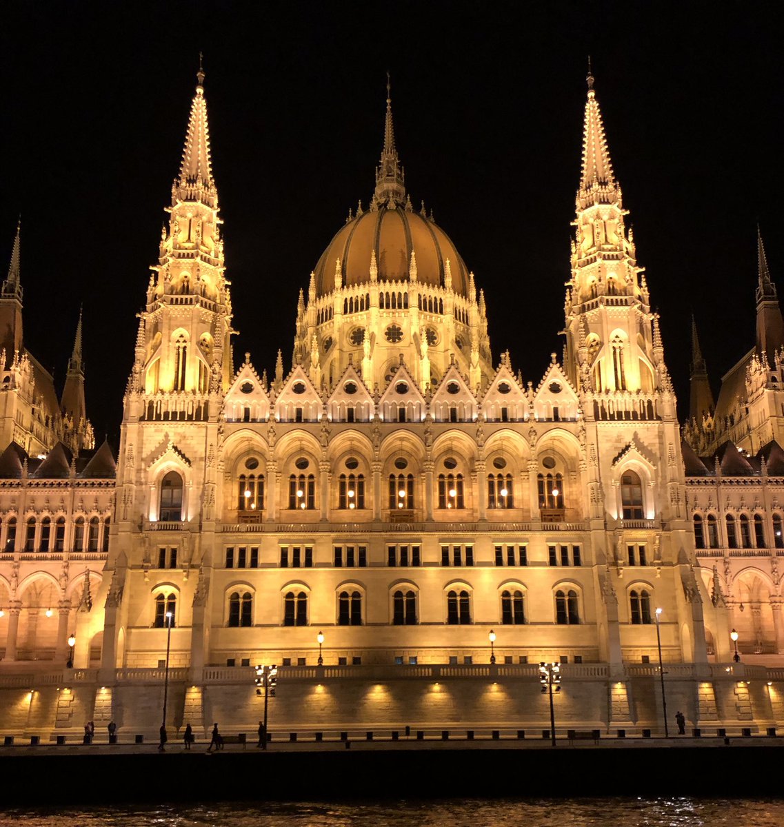SPstudentTravel's tweet photo. The Hungarian Parliament Building from our Danube River cruise. https://t.co/TZJjdIoWoz
