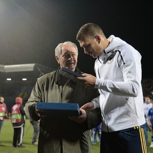 dzeko_diamond's tweet photo. Congratulations to @EdDzeko on your 100th appearance for Bosnia-Herzegovina.👏 🇧🇦@EdDzeko #BiH #Dzeko https://t.co/QIjLF8NkDD