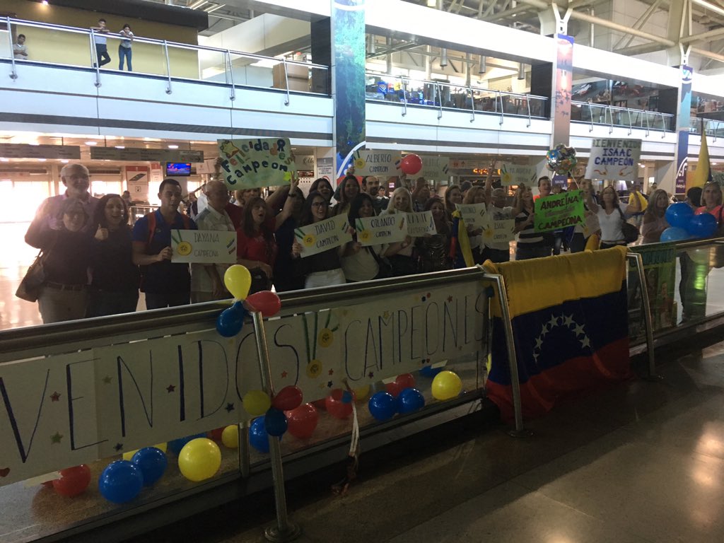 oevenezuela's tweet photo. Familiares y amigos (de los atletas q participaron en los @worldgamesad), @MeridianoTV, directivos e integrantes de Activación de jóvenes de @oevenezuela se reunieron en Maiquetía a recibir a la delegación que nos representó en Abu Dhabi 2019 y trajo 17 medallas! Emocionante! https://t.co/VTTSA2Xint