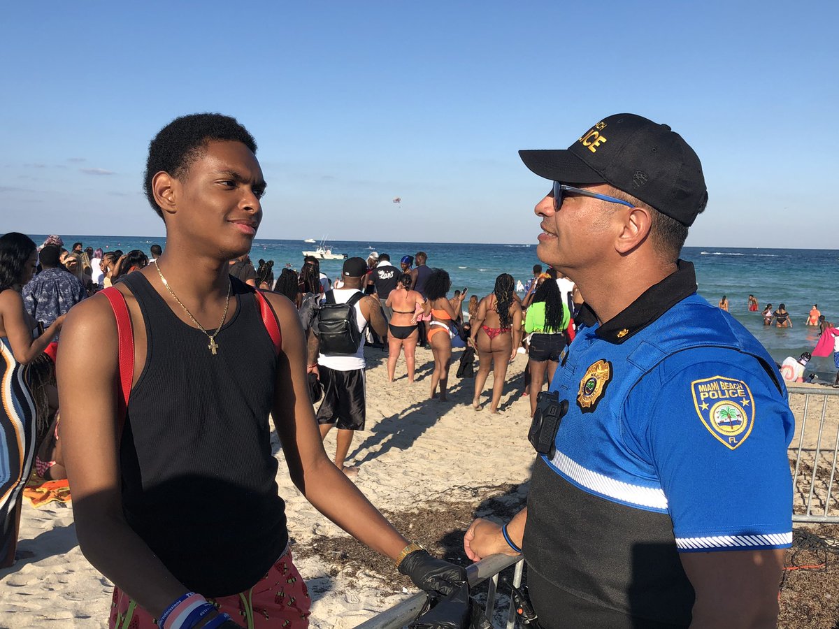 OfficialJoelF's tweet photo. Happening now: Meet Joshua from Atlanta (@boppay), he’s going through the Miami Beach crowds picking up trash. @MiamiBeachPD’s @PaulAcostaMBPD met with him to thank him for his efforts 👏🏼👏🏼 https://t.co/3ypXQL7tHT