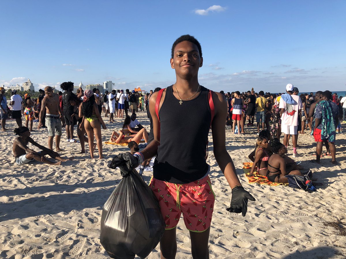 OfficialJoelF's tweet photo. Happening now: Meet Joshua from Atlanta (@boppay), he’s going through the Miami Beach crowds picking up trash. @MiamiBeachPD’s @PaulAcostaMBPD met with him to thank him for his efforts 👏🏼👏🏼 https://t.co/3ypXQL7tHT