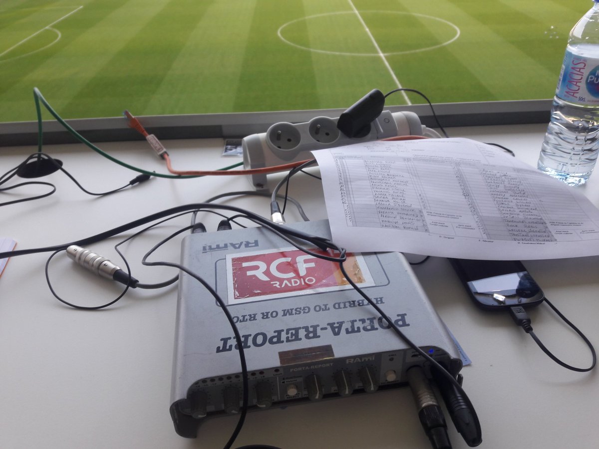 MBetmale's tweet photo. Merci @A_ClaudeReitz pour ce prêt de ton deuxième bureau à @liviofst et ma modeste personne. Un beau bureau faut le dire. On espère d'avoir été digne de cette confiance et digne ... de la tribu de Dana 😆😔 #SDRBCSSA #ReferenceMusicale #ElleEtaitFacile https://t.co/4Xt9LB6mgC
