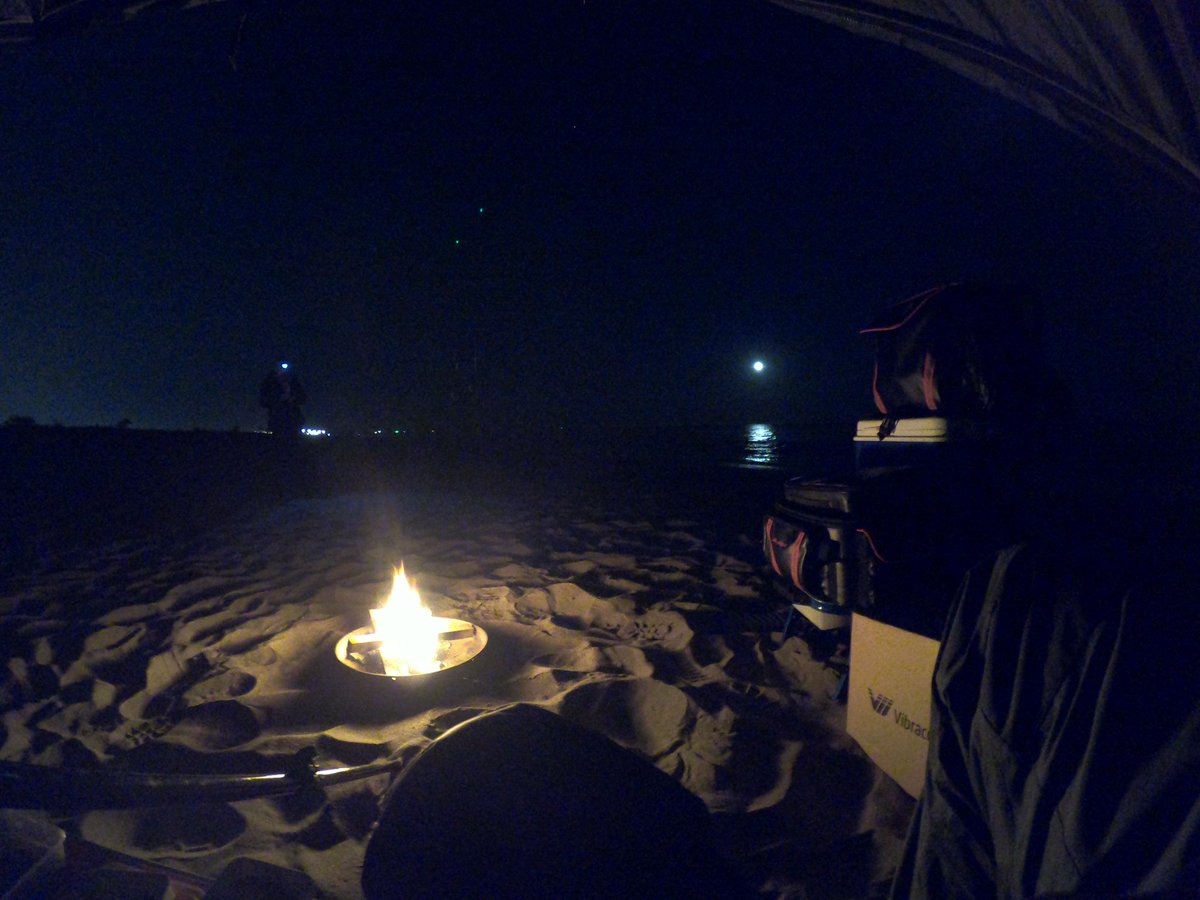 Adicsurfcasting's tweet photo. Hoy poca actividad, pero con un buen fuego, las penas son menores! https://t.co/Y8xd0H0BsJ