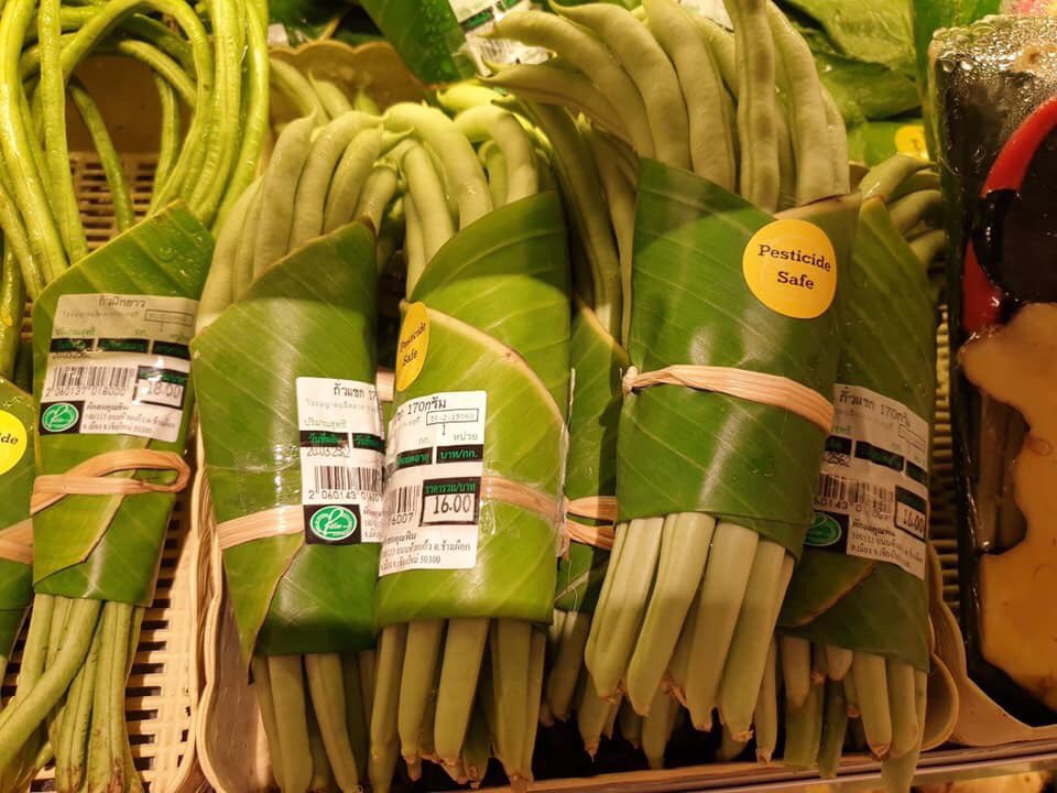 diego_maestre's tweet photo. Nuevo packaging en Tailandia, hojas de plátano en lugar de plásticos💚 https://t.co/wlv7MEiACm