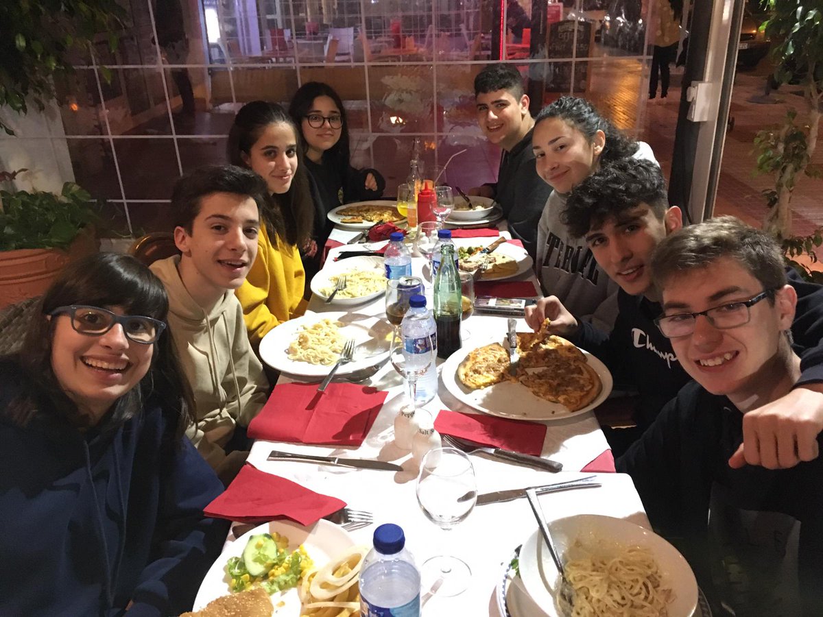 legomastereus's tweet photo. Cena en familia antes de la #FLLGranFinal! #MasterFamily #morethanrobots https://t.co/DJCU7vgBlD